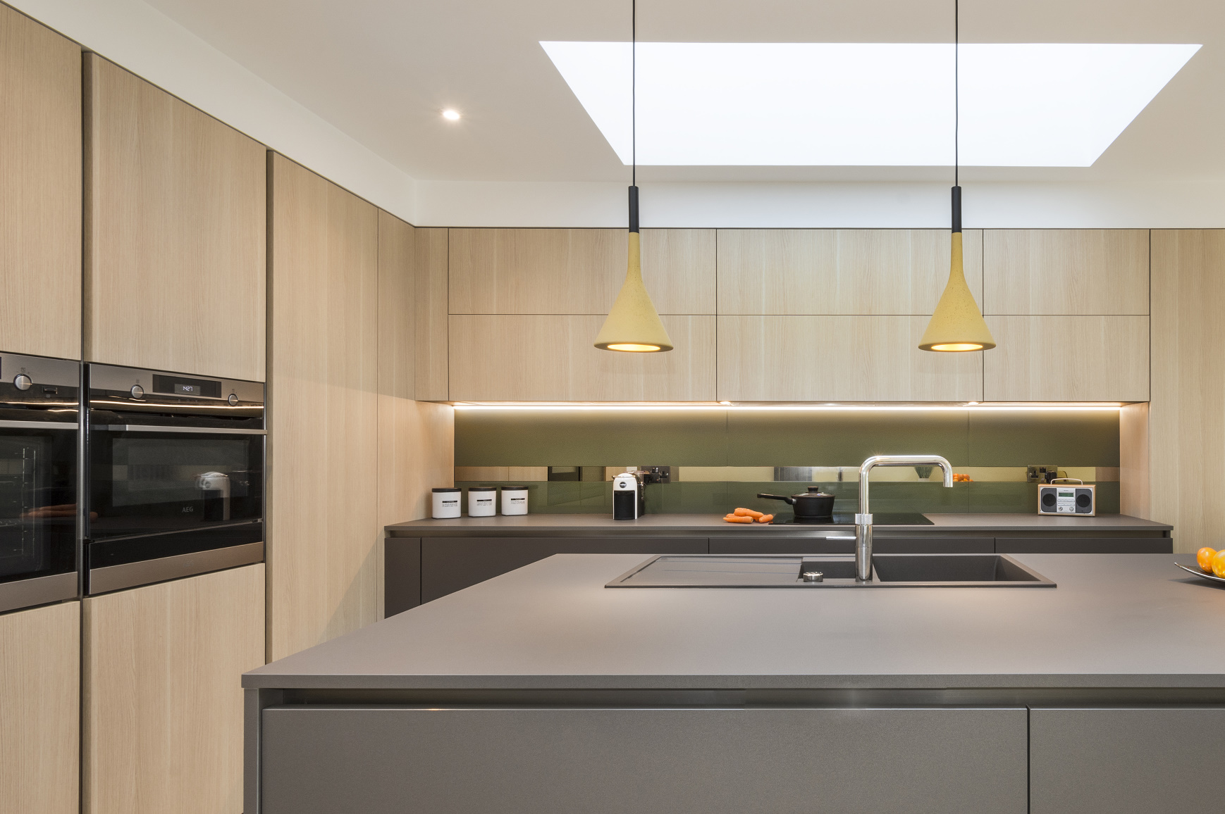 Singer Hi-Res 06-opt.jpg